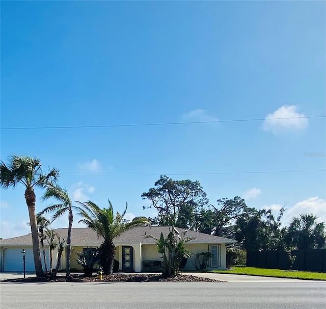 933 Harbor Dr S, Venice, FL 34285 - ranch-style home with concrete driveway and fence