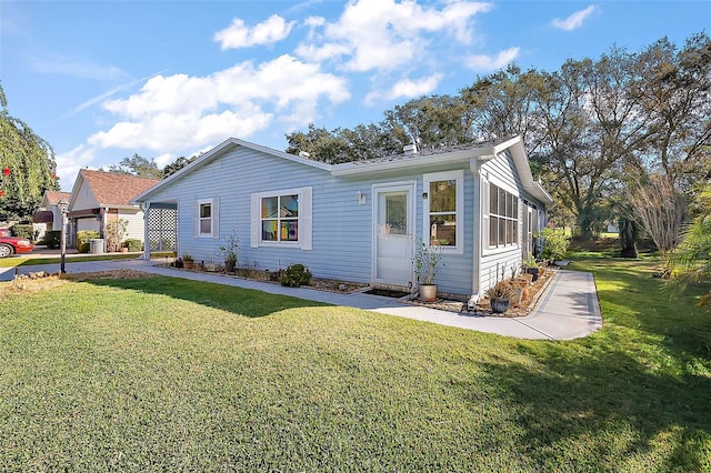 view of front of property featuring a front yard