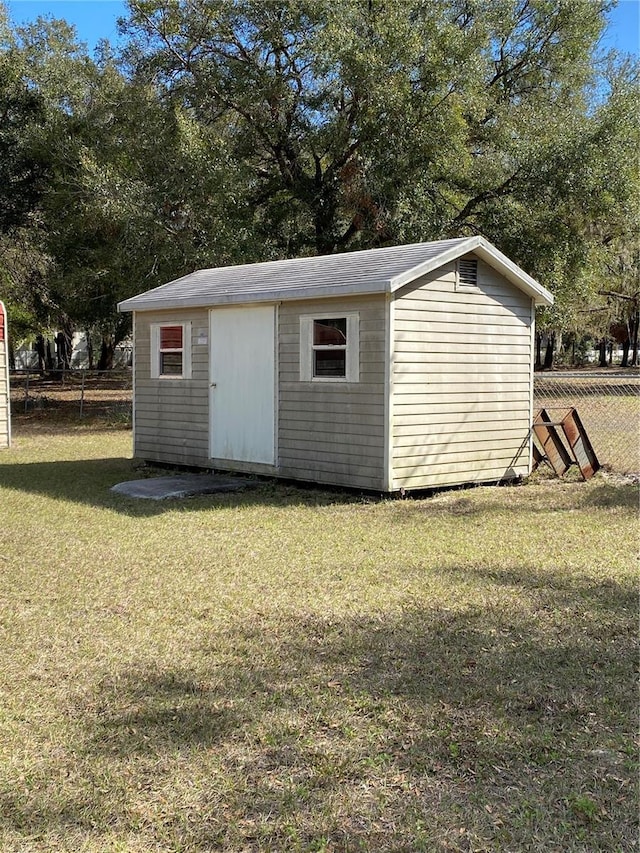 view of outdoor structure with fence and an outdoor structure