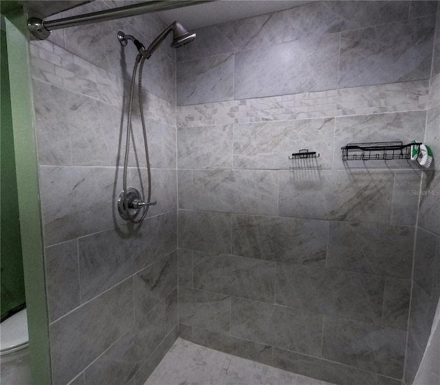 bathroom featuring tiled shower