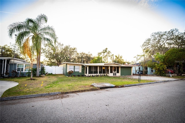 ranch-style house featuring a front yard