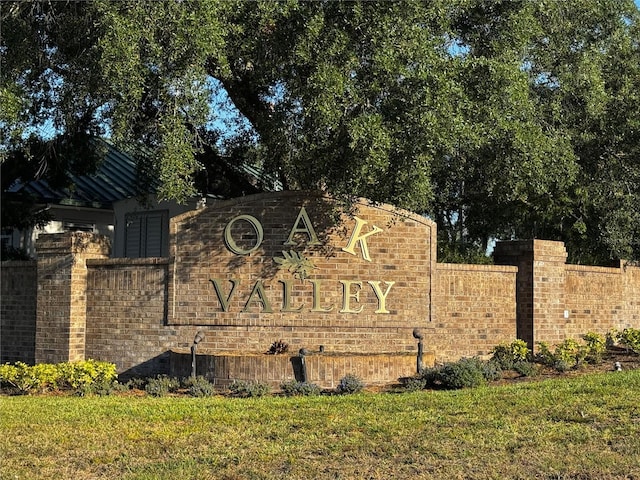 community / neighborhood sign with a yard