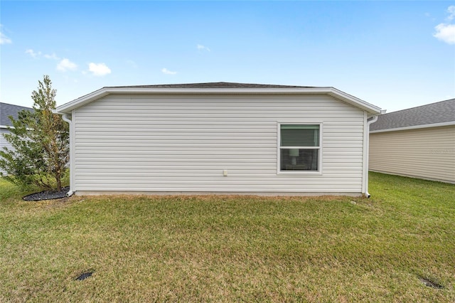 view of side of property featuring a lawn