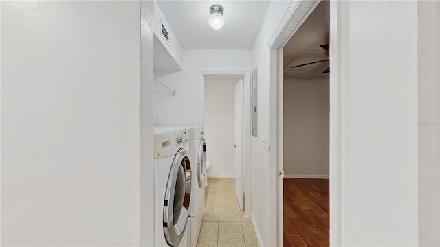 washroom featuring visible vents, light wood-style flooring, laundry area, independent washer and dryer, and baseboards