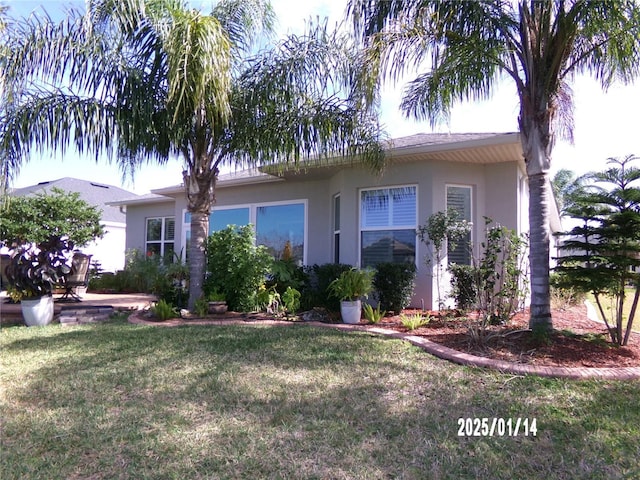 view of front of property featuring a front lawn