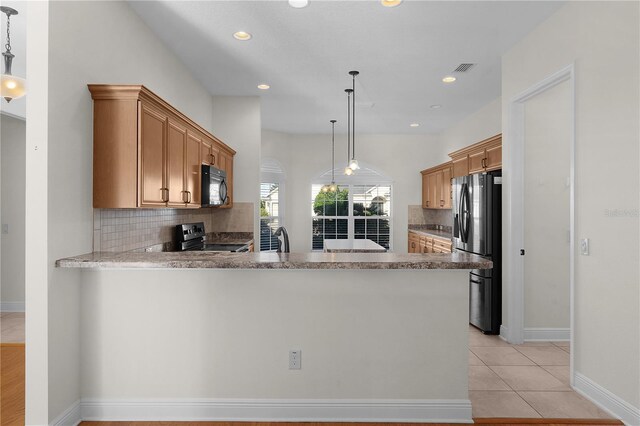 2935 Cedar Grove Loop, The Villages, FL 32163 - kitchen with stainless steel appliances, backsplash, a peninsula, recessed lighting, and light countertops