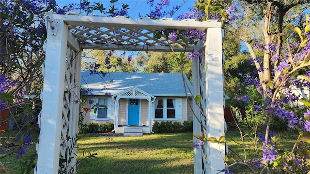 view of front of house featuring a front yard and a pergola