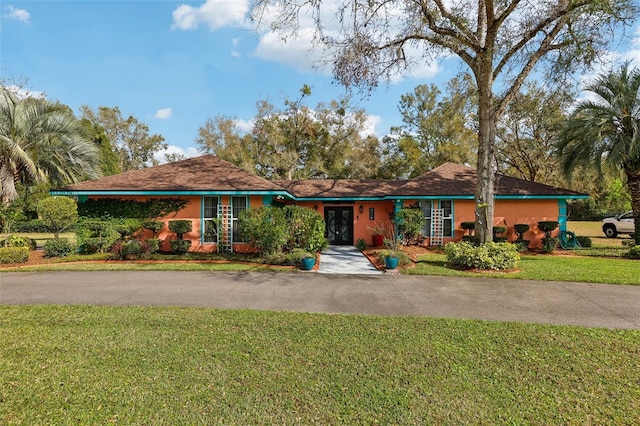 single story home with a front lawn