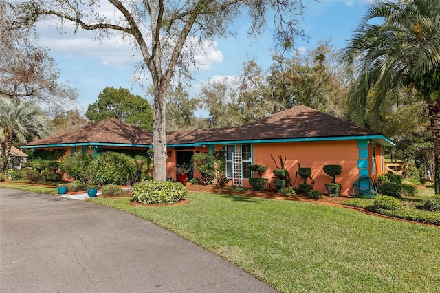 view of front of property featuring a front yard