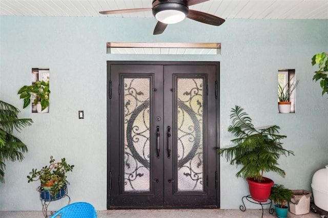 entrance to property with ceiling fan