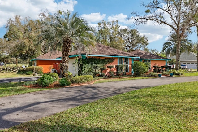 view of front of property featuring a front lawn