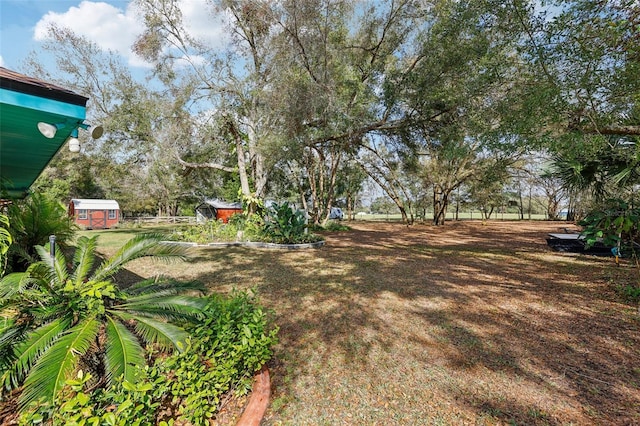 view of yard featuring a storage shed