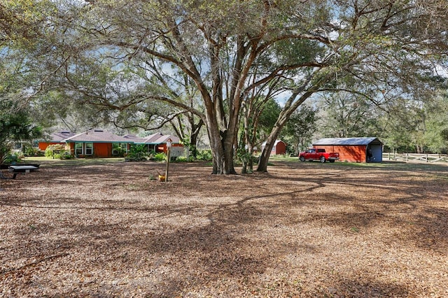 view of yard featuring a shed