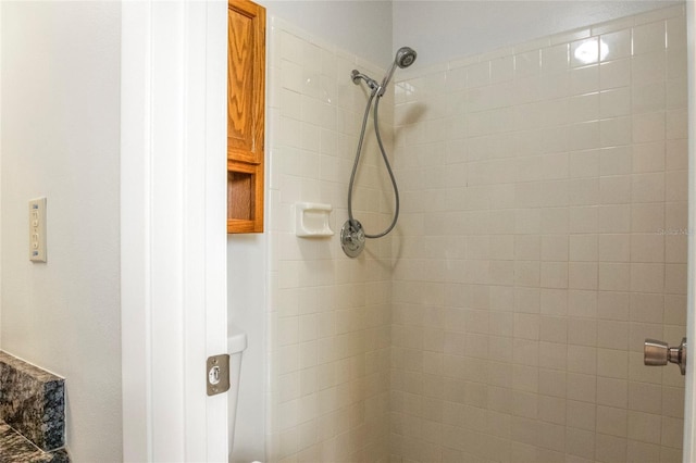 bathroom featuring a tile shower