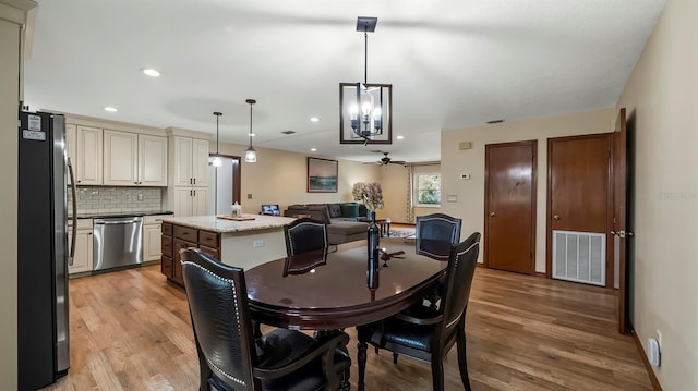 dining room featuring ceiling fan, light wood-style flooring, recessed lighting, visible vents, and baseboards