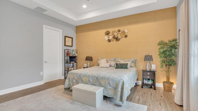 bedroom with light wood-style flooring, visible vents, baseboards, and recessed lighting