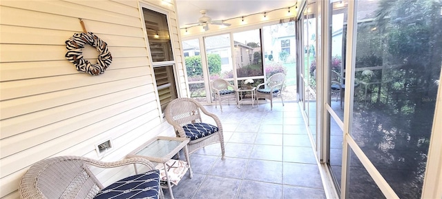 sunroom with ceiling fan