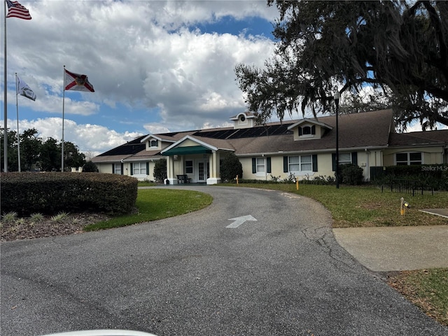 view of front of property featuring driveway and a front lawn