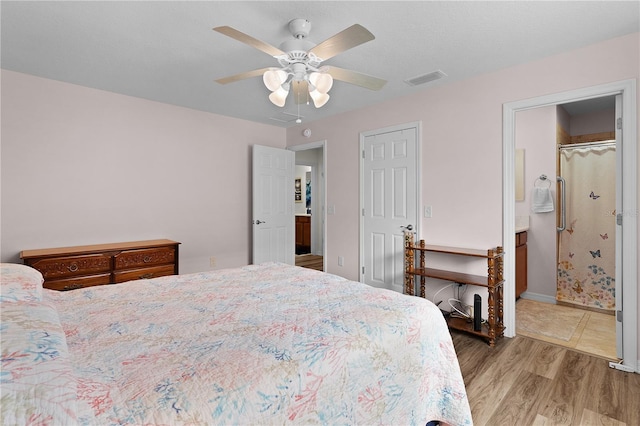 620 Vagabond St, The Villages, FL 32163 - bedroom with a ceiling fan, ensuite bath, visible vents, and wood finished floors