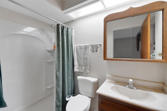 full bath featuring a shower with curtain, vanity, and toilet