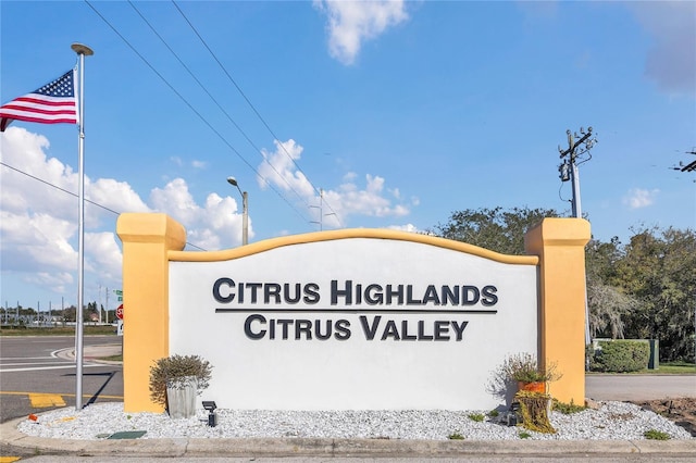 view of community / neighborhood sign