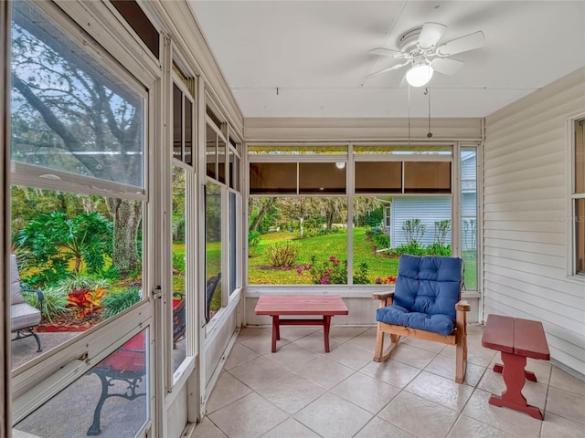 sunroom with ceiling fan