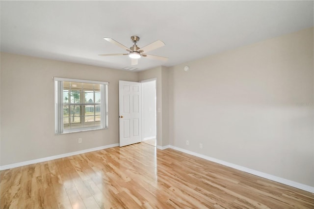 unfurnished room featuring light wood-style flooring, visible vents, baseboards, and ceiling fan