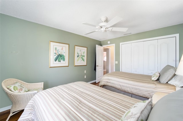 bedroom featuring visible vents, baseboards, ceiling fan, and a closet