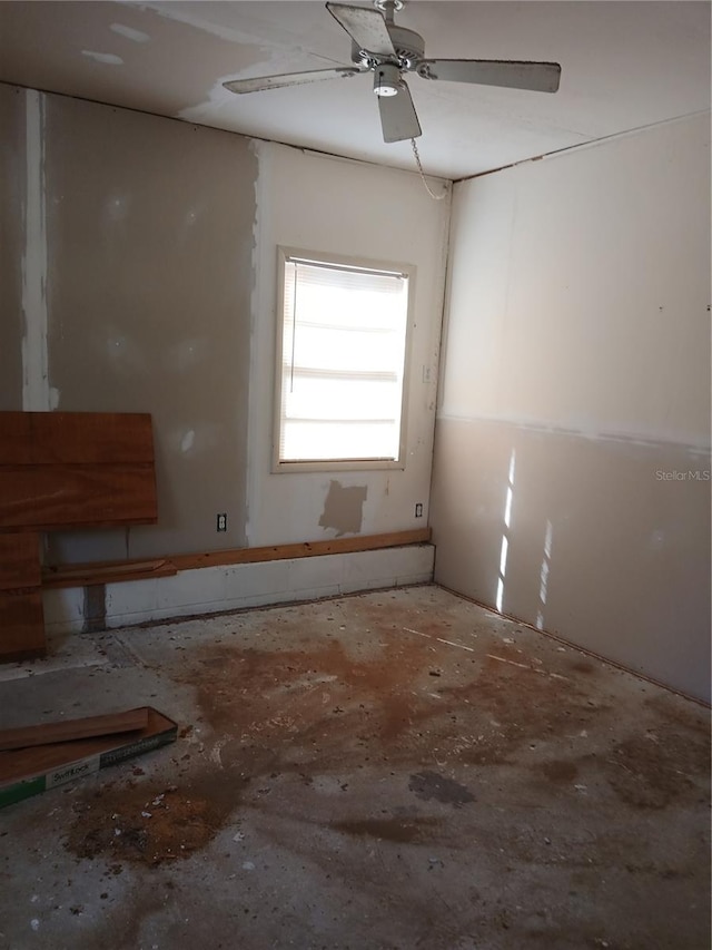 empty room with ceiling fan