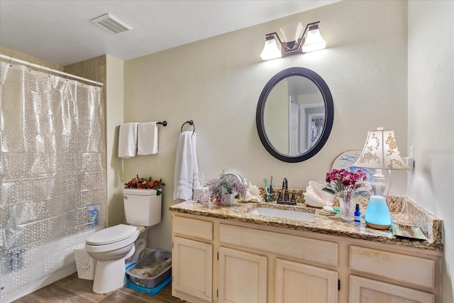 full bath with a shower with shower curtain, visible vents, toilet, and wood finished floors