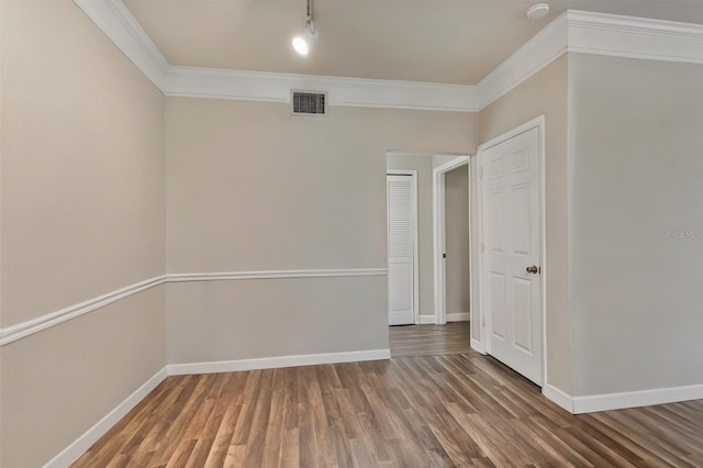 3368 Parkchester Square Blvd Unit 104, Orlando, FL 32835 - unfurnished room featuring baseboards, wood finished floors, ornamental molding, and a smoke detector
