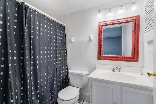 full bath with toilet, a shower with curtain, and vanity