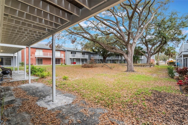 view of yard featuring a residential view