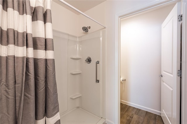 3390 Melissa Ln, The Villages, FL 32163 - full bath featuring curtained shower, baseboards, and wood finished floors