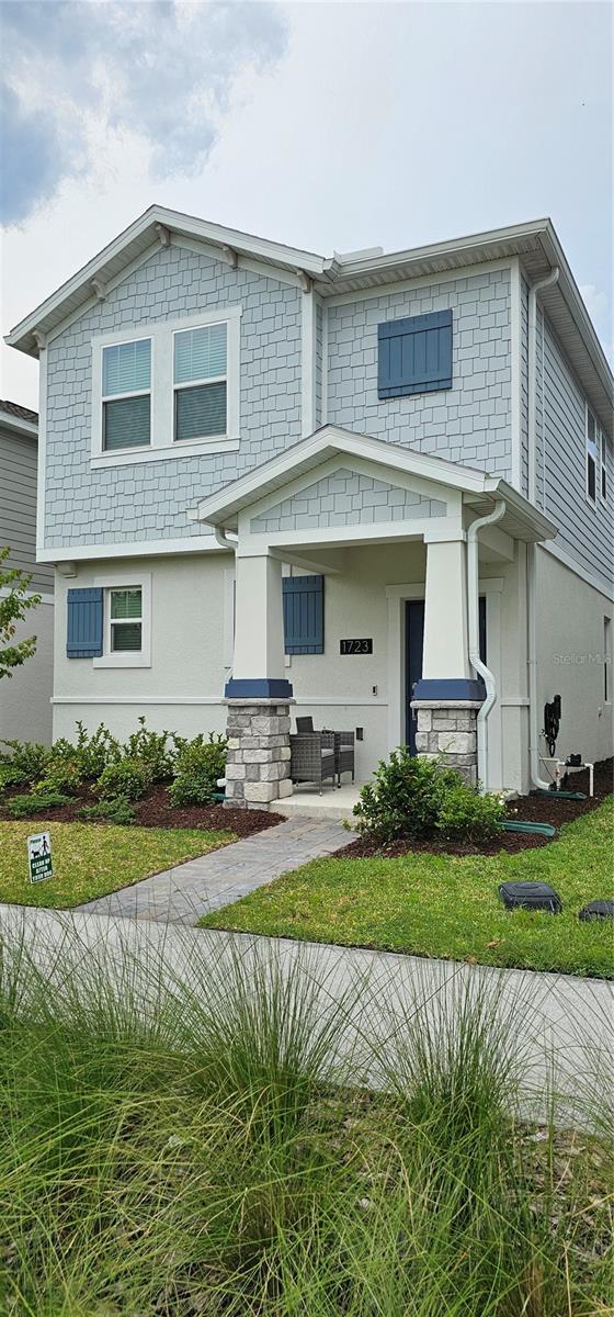 view of front facade featuring a front yard and stucco siding