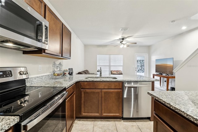 255 Blueberry Ln, Davenport, FL 33837 - kitchen featuring stainless steel appliances, visible vents, a sink, a peninsula, and ceiling fan