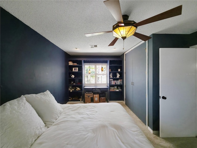 6106 Kittiwake Dr, Lakeland, FL 33809 - bedroom featuring carpet flooring, visible vents, a textured ceiling, and a ceiling fan