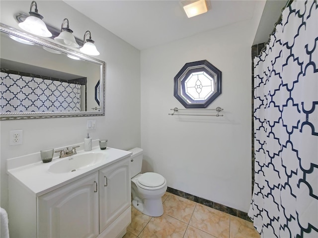6106 Kittiwake Dr, Lakeland, FL 33809 - bathroom with vanity, a shower with shower curtain, baseboards, tile patterned flooring, and toilet