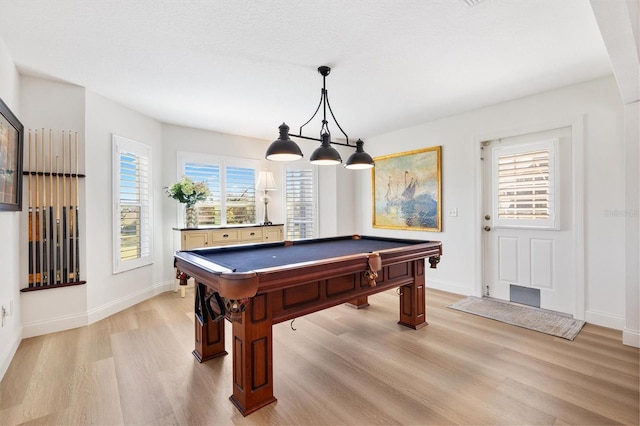 playroom featuring a wealth of natural light, light wood-style flooring, and baseboards