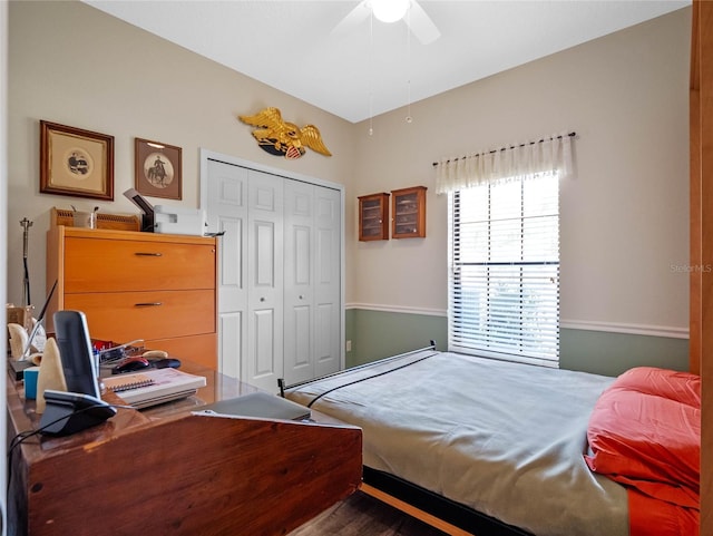 bedroom with a ceiling fan and a closet