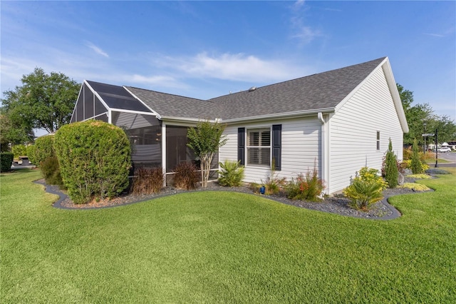 view of front of property featuring a shingled roof and a front yard