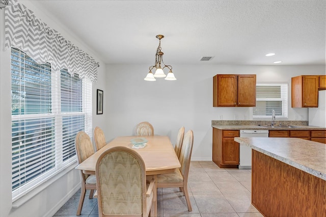 dining space with visible vents, an inviting chandelier, light tile patterned flooring, a textured ceiling, and baseboards