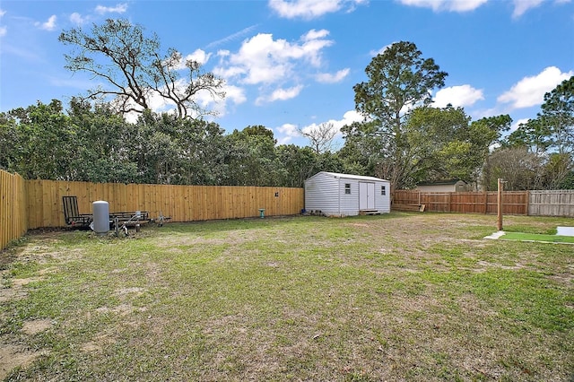 view of yard featuring a fenced backyard, an outdoor structure, and a shed