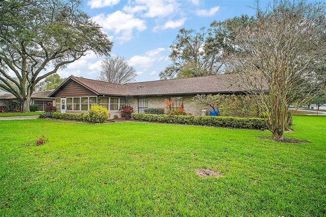 ranch-style home with a front yard