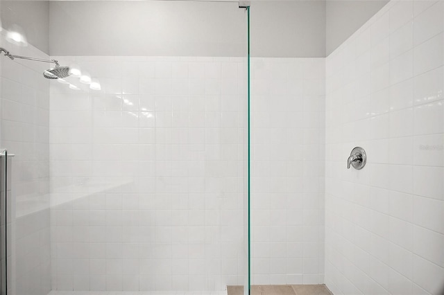 bathroom featuring a tile shower