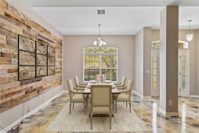 dining room with visible vents, a textured ceiling, baseboards, and an inviting chandelier