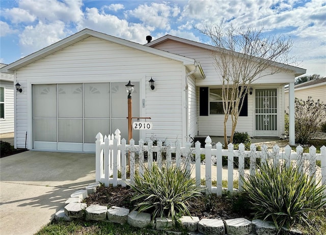 view of front facade with a fenced front yard and driveway