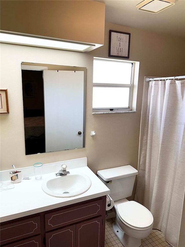 full bath with toilet, a shower with curtain, and vanity