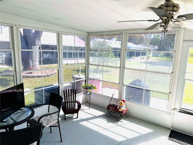 sunroom / solarium featuring ceiling fan