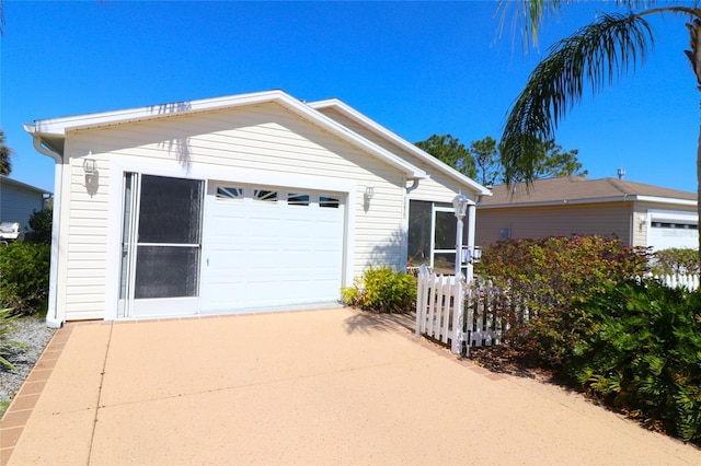 view of front facade featuring driveway and a garage